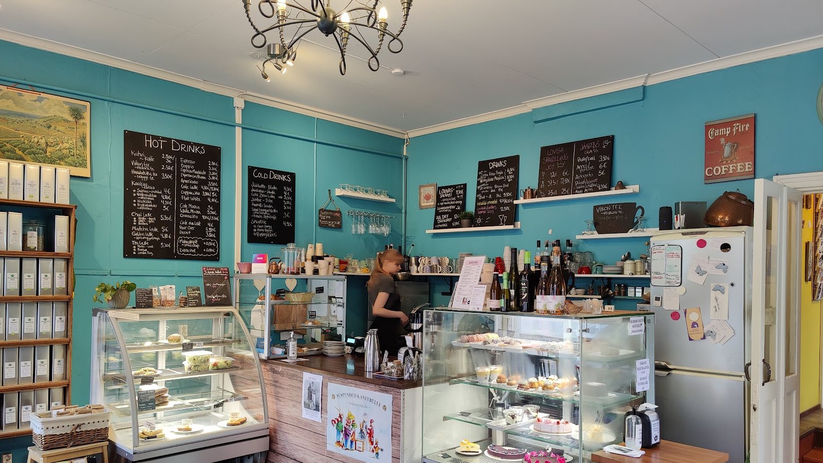 Favorit Cafén tiski ja teepuoti: tealit seinät, vitriinit, teepurkit hyllyssä
