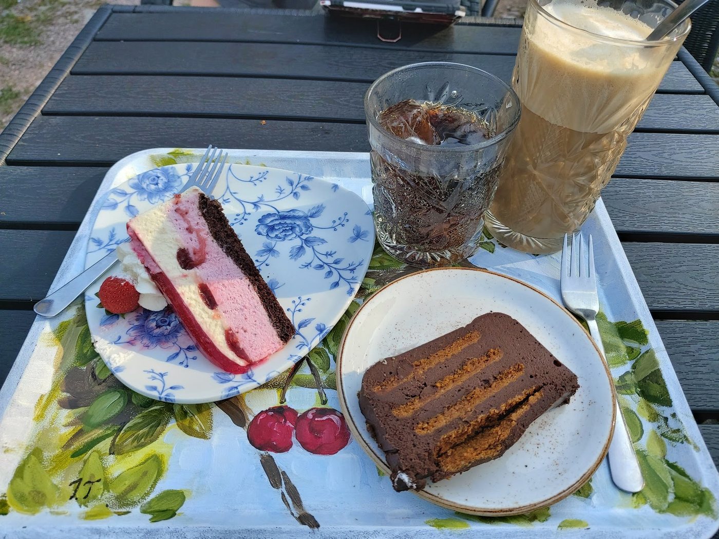 Kaksi kakkulautasta ja kahvit Favorit Cafén pöydässä