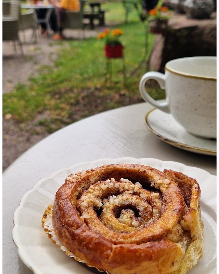 Korvapuusti ja kahvi Favorit Cafén puutarhassa