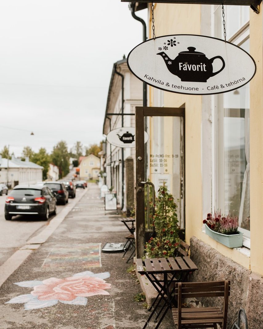 Favorit Cafén kyltti ja sisäänkäynti Aleksanterinkadulta