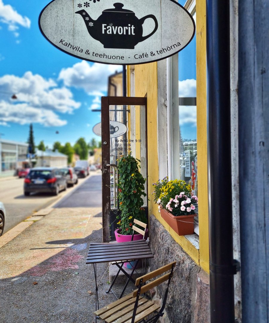 Riippuva kahvikannun muotoinen kyltti, jossa lukee Favorit Cafe
