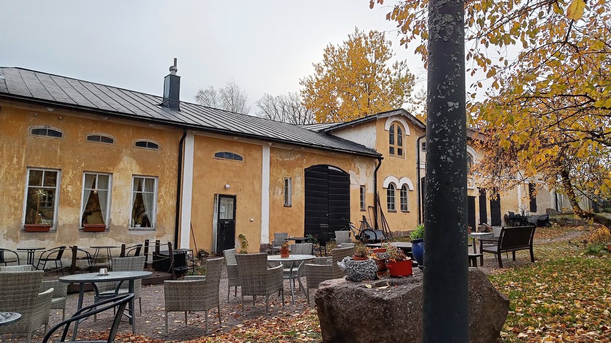 Favorit Cafén piha syksyllä, tuolit ja kukkaruukut