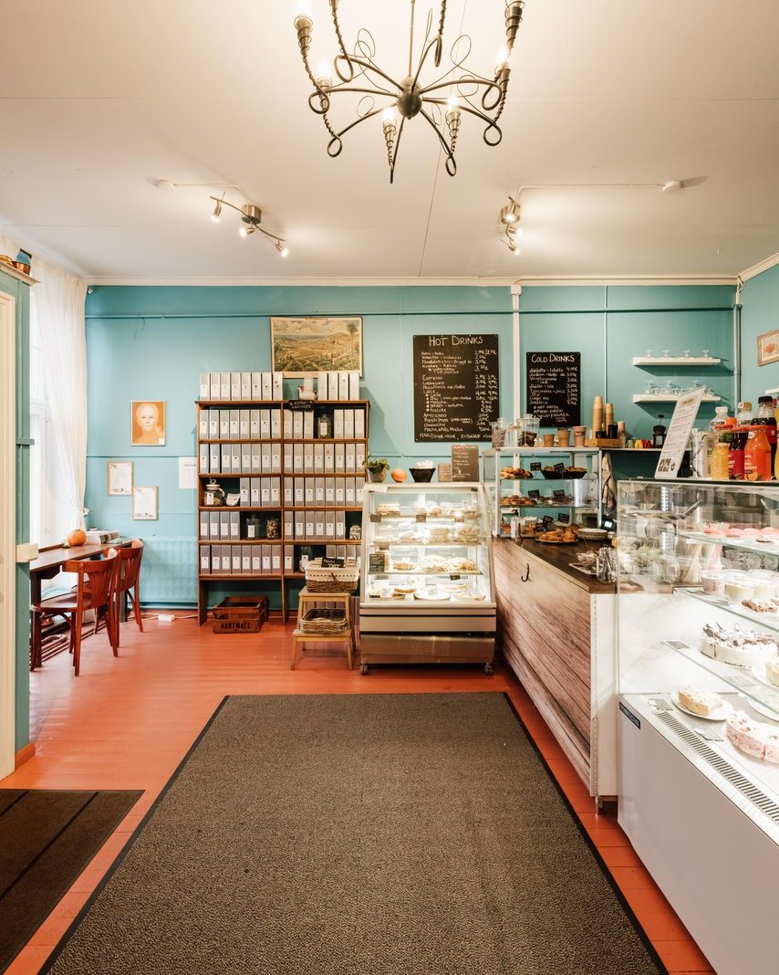 Favorit Cafén tealit sisäseinät ja lasivitriini